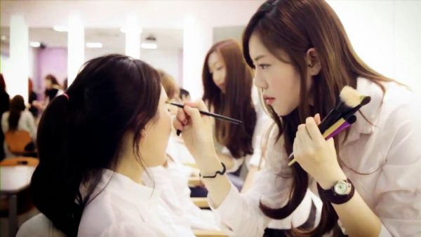 Nghề make up là gì? Những điều cần biết khi theo đuổi nghề make up